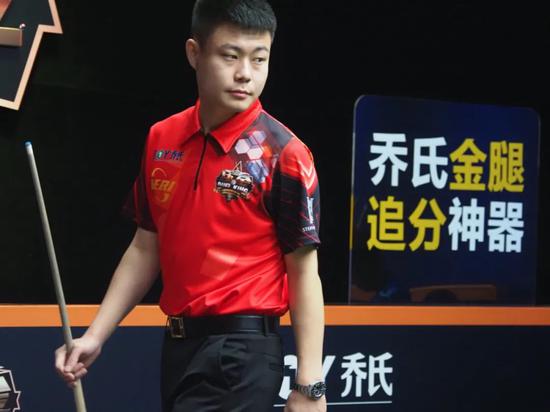 球员受伤倒地，全队围上去