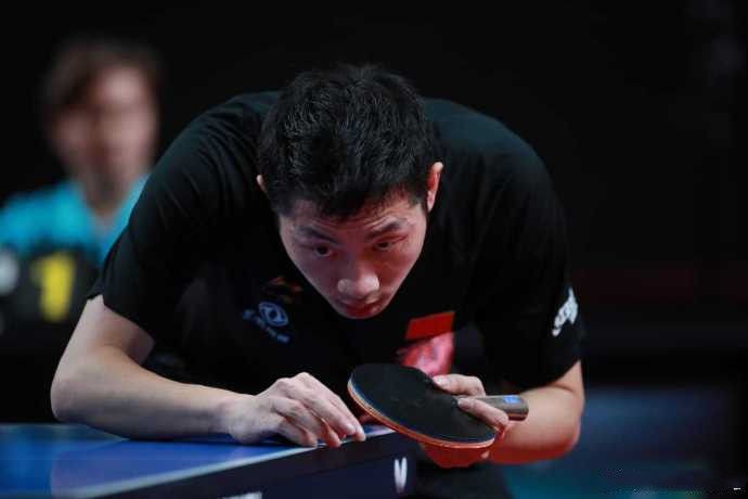 邵佳一告诫小球员：怎么能喝可乐呢，光跟老队员学散漫了