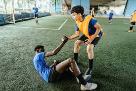 国乒拿下混团世界杯3连冠 采访时被吉祥物“乒乓”硬控 听说桌上的也能带走 全员直接all in 人手两个开心回家