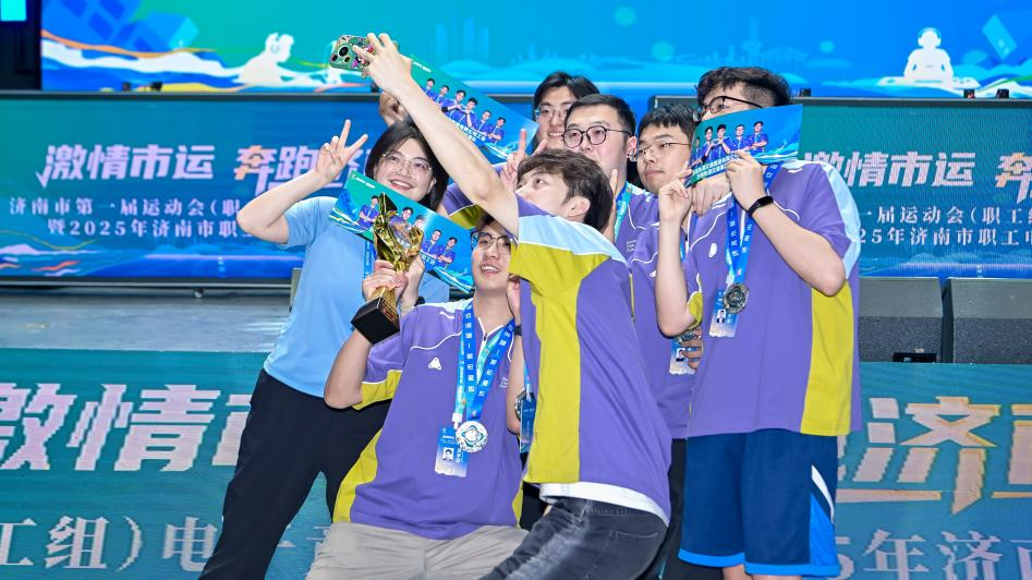 理应让他捧 理应让他捧