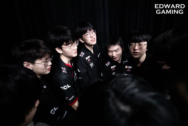 相比之下 相比之下